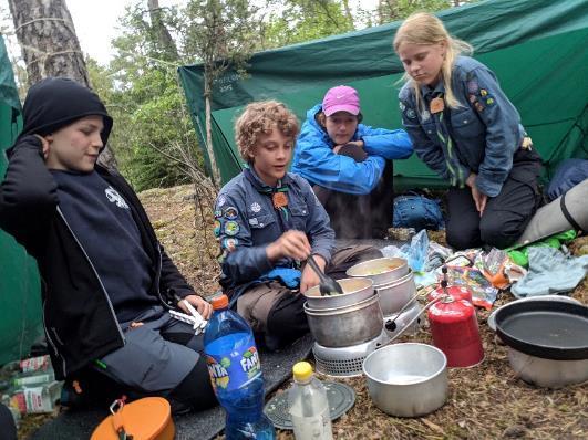 / Marcus Colleen Mårtensson - Storlom Sjöfåglarna Vi sov bäst den här natten men det var mest myggor den natten. Vi vaknade och lagade frukost som alla andra dagar. Vi packade ihop och fortsatte gå.