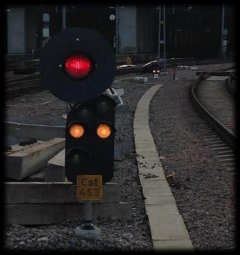 C. Signalen är placerad onormalt långt till vänster om det spår den gäller för, samtidigt bör det inte finna någon risk för att tro att signalen inte ska gälla det aktuella spåret Det primära