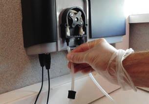 3.4.2 Installera sugslangen för ph- Klipp från den medföljande spolen av ett stycke slang av lämplig längd för att