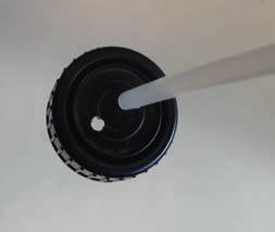 Se bild : - Ett hål med lämplig diameter för sugslangen.
