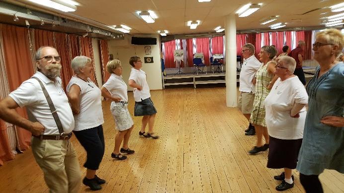 Den 10/5 Friluftsgudstjänst med spelemän från folkdanslaget.
