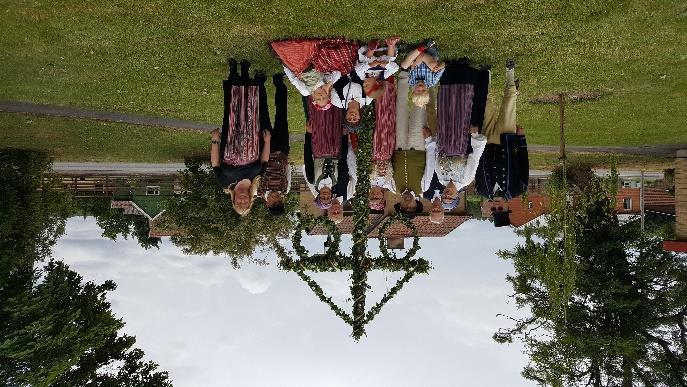 Den 21/6 Dans inför midsommar på Almgården i