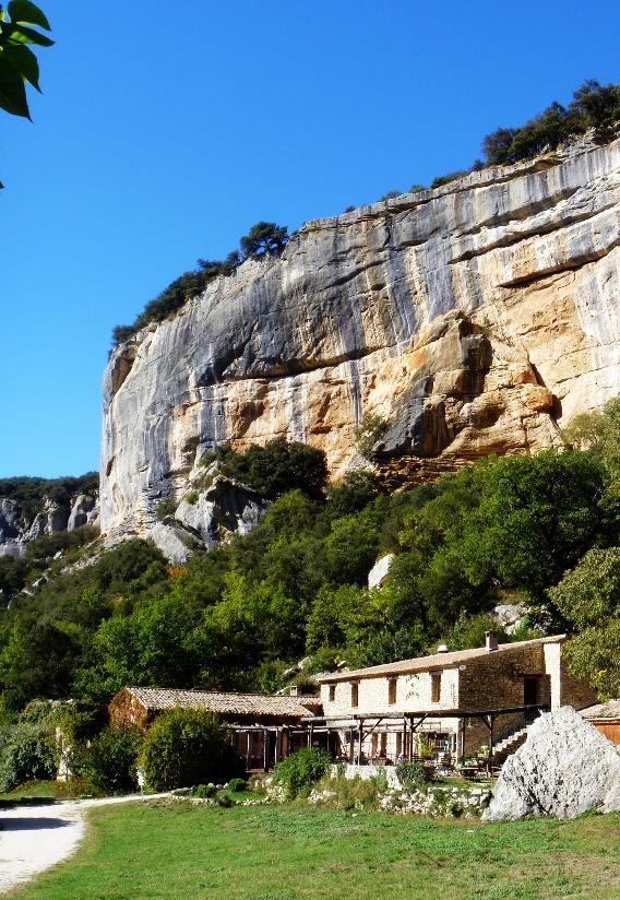 När du har passerat Col du Point-passet är du inne i området Grand Luberon. En vacker väg genom ekskog leder dig till Château de Buoux och sedan till kapellet Saint Marie.