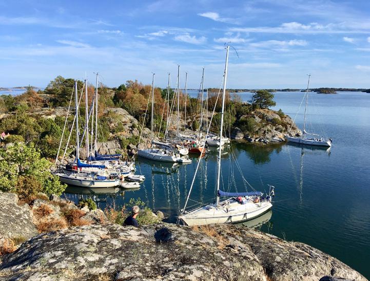 Glimtar från sommarens eskaderseglingar Ostkustens skärgård Saxat ur loggboken från seglingen norrut: Äspskärsfladen: Första skepparmötet ombord på Ida med bara två båtar - Ida och Cobra.