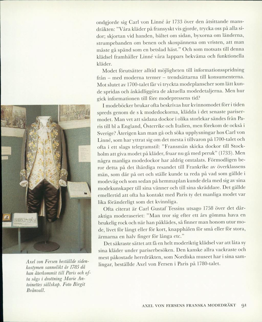 "V:-/. i ; ";/ ' i c\. M r %»S'! låill Axel von Fersen beställde sidenkostymen sannolikt år 1785 då han återkommit till Paris och ofta sågs i drottning Marie Antoinettes sällskap.