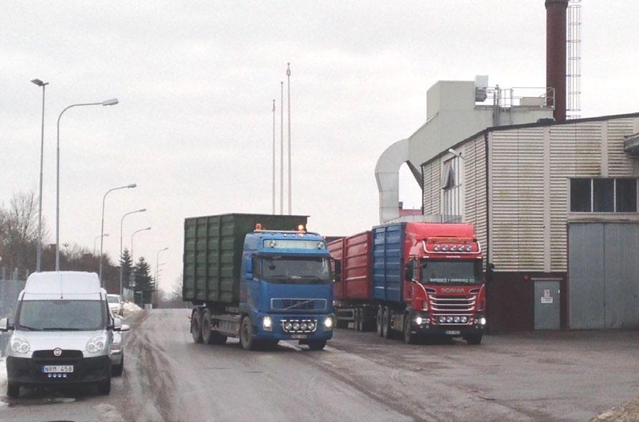 Lastbilsleveranser av bränsle till fjärrvärmeanläggningen sker i snitt cirka 15 ggr/vecka. På grund av fastighetens begränsade djup ryms inte lastbilsleveranserna inom den egna fastigheten.