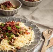 Grekiska biffar i mustig tomatsås kan aldrig bli fel och brukar uppskattas av de flesta. Avslutningsvis en krämig blomkålspasta med krispigt kycklingbacon.