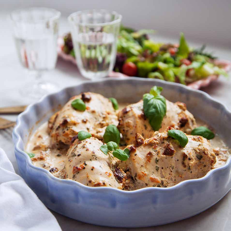 KYCKLINGRULLADER med fetaost och ris Ca 30 min Kyckling 300 gram kycklingfilé 1 msk fryst basilika ½ förp fetaost, ca 75 gram Tandpetare* ½ burk avrunna soltorkade tomater 1 dl creme fraiche ¼ tsk