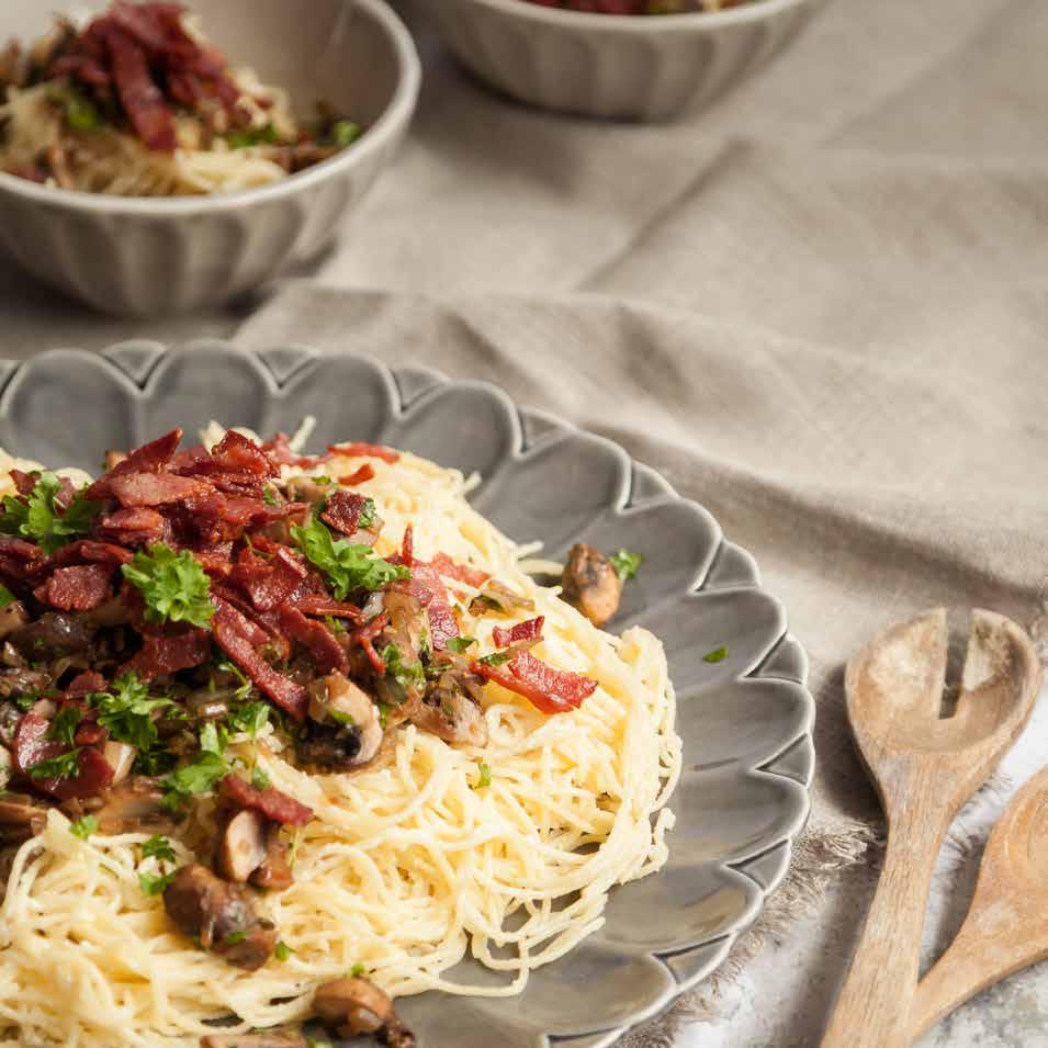 KRÄMIG BLOMKÅLSPASTA med krispig kyckling- och svamptopping Ca 30 min Blomkålssås ½ blomkålshuvud ½ vitlöksklyfta 1½ dl sojagrädde ½ dl vatten* ¼ tsk salt* 1 krm svartpeppar* Saft från ½ citron