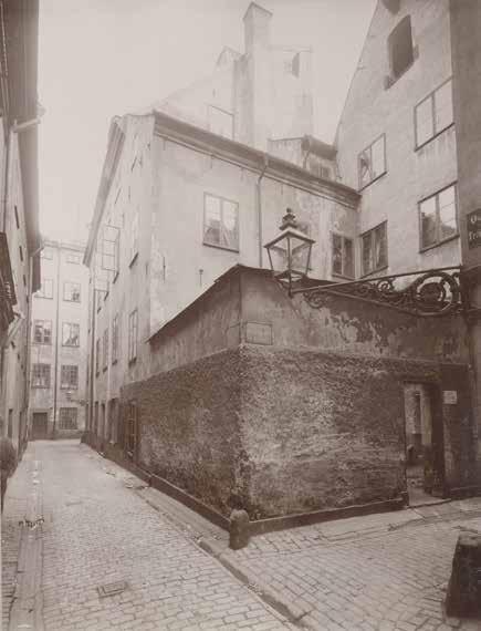 HÖRNET TRÄDGÅRDSGATAN/TRÄDGÅRDS- TVÄRGRÄND ÅR 1902. PÅ SKYLTEN VID IN- GÅNGEN TILL GÅRDEN, PYGMALION 1, STÅR DET TVÄTT OCH STRYKNING. FOTO: ATELJÉ LARSSON, SSM:S ARKIV C 153.