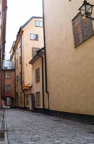 KÖPMANGATAN FRÅN ÖSTER. TILL HÖGER I BILD SKEPPAR OLOFS GRÄND MED GRÄNDÖVERBYGGNADEN SOM IDAG TILLHÖR EU- ROPA 6. NÄRMAST GRÄNDEN LIGGER PYGMALION 3 MED RUSTICE- RAD BOTTENVÅNING.