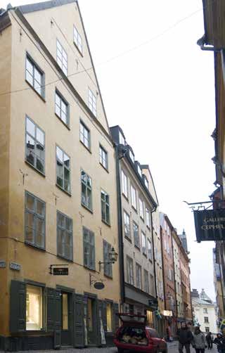 KÖPMANGATAN FRÅN VÄSTER. NÄRMAS PYGMALION 1 MED GAVEL MOT GATAN. PYGMALION 3, PORT VID SKEPPAR OLOFS GRÄND MED OMFATT- NING AV SANDSTEN FRÅN 1700-TALETS ANDRA HÄLFT.
