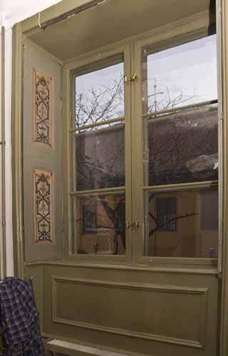 Gårdshuset vid Trädgårdsgatan Det lilla huset vid Trädgårdsgatan (Nr 4 på kartan) är tre våningar högt och har entré från den muromgärdade gården på tomtens nordvästra del.