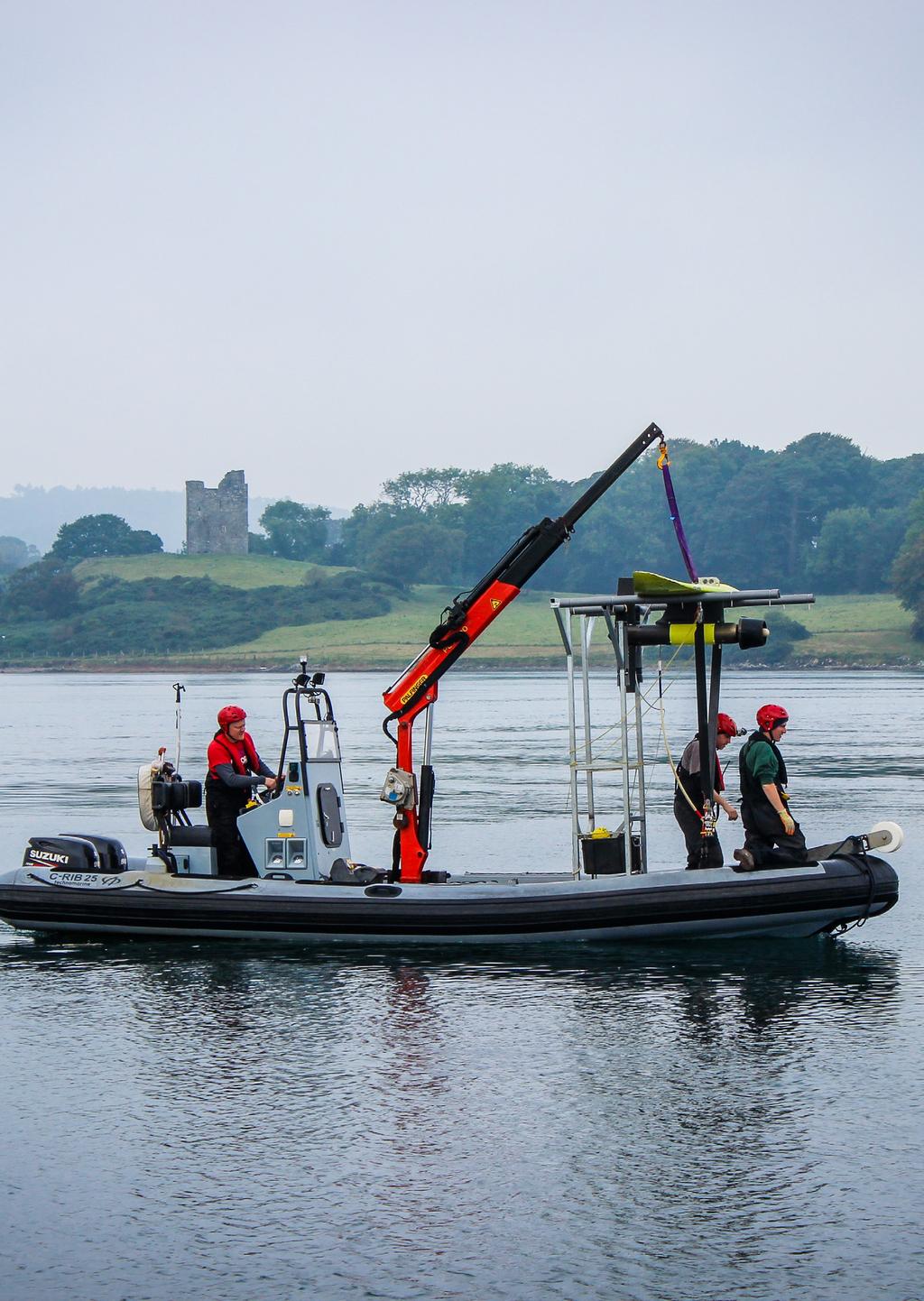 Delar av Minestos team på Nordirland i färd med att sänka ned en Deep Green-prototyp i vattnet.