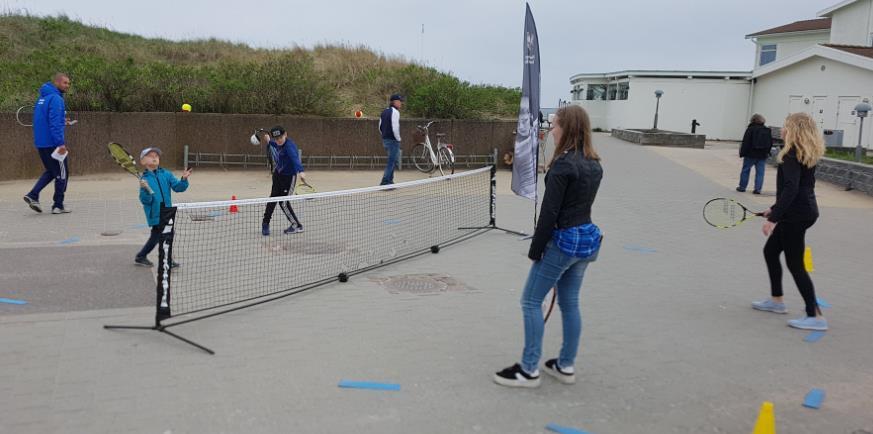Nu börjar utesäsongen!!! Inget fel med att spela inne, men att få komma ut på våra fantastiska grusbanor är lika magiskt varje år. Den 13 april samlades ca 15 medlemmar till en sk fixardag.