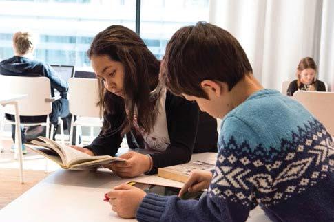 Men skolbiblioteket är mycket mer än ett fysiskt rum, det är en pedagogisk verksamhet som pågår överallt där elever i skolan och hemifrån via digitala verktyg.