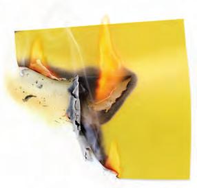 Om trapphuset är rökfylld STÄNG DÖRREN RING 112 Gör dig synlig i fönster eller på balkong när brandkåren kommer AGERANDE VID ELDSVÅDA RÄDDA ANDRA OCH DIG SJÄLV Rädda i mån av möjlighet andra som
