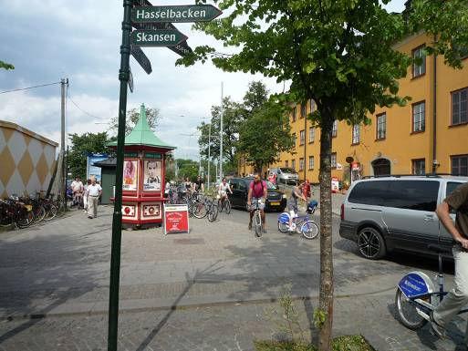 Biljettkuren saknar personalutrymmen såsom omklädningsrum, varför personalen idag hänvisas till en barack intill.
