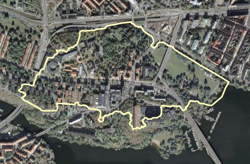 Figur 3. Rålambshovsparkens avrinningsområde och modellens geografiska begränsning. Pilen visar parkens lägsta del mot Riddarfjärden vilken utgör modellens utloppspunkt. 5.