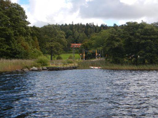 Stränderna kring Landvettersjön är branta på långa sträckor och dessutom uppbyggda vid vägar och järnvägar.