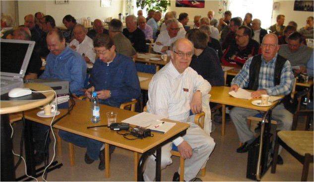 4 Distriktsmöte i Karlstad 3 april Rekordmånga (?) amatörer (över 60 st!), även från SM6, hade slutit upp hos SRS för vårens distriktsmöte som även innebar byte på distriktsledarposten.