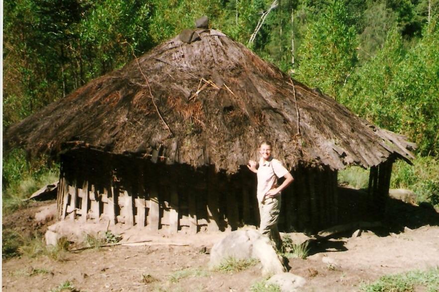 Dagen efter tog vi farväl av Emoni krigarna och fortasate vår vandring. Efter flera timmars vandring öppnade sig regnskogen och vi kom ut på ett fält.