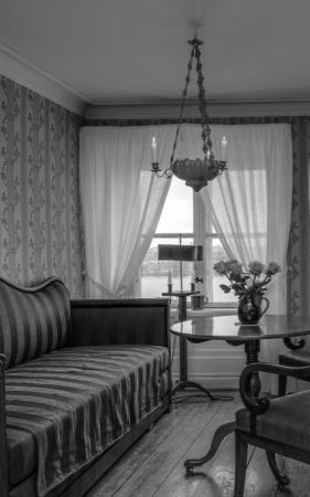 1929 hyrde Anna andra våningen på Fjällgat 34 och kunde där börja förverkliga det museum hon länge drömt om. Med hjälp av gåvor, donationer och egna möbler började borgarvåningen växa fram.