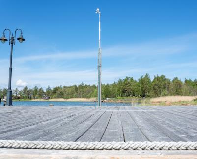 På husets framsida finns i anslutning till entrén och grovköket en stenlagd uteplats.