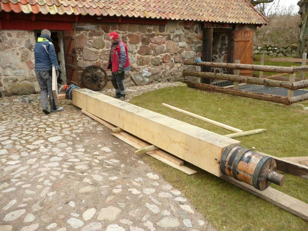 Publicerat den 2 april 2018 sidan 1 av 2 Kvarnaxlarna är nu på plats inne i vattenmöllan. Axlarna har tillverkats av Nyhamns Såg & Båtbyggeri samt installerats av Domstens Kulturbyggnadsfirma.