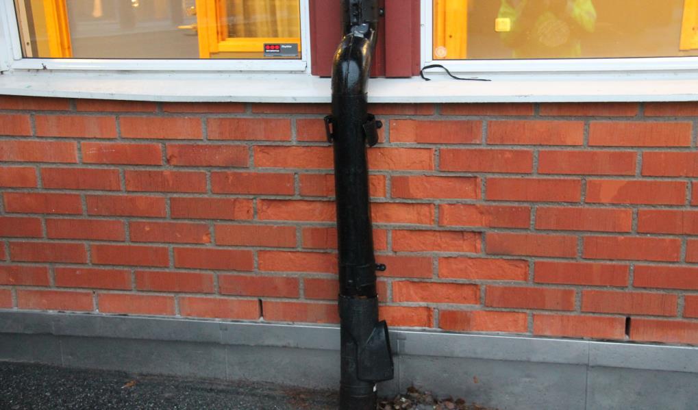 11 Fasad nr 7 Frostskador på tegelsten runt stuprör beror på läckande eller tidigare läckage från stuprör.