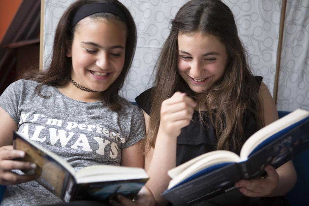 4 Tips! Prata med en referensperson Hitta en person som stämmer in på er målgrupp och prata lite med hen! Försök att ta reda på vad hen tycker är kul, var hen brukar hänga och annat som du vill veta.