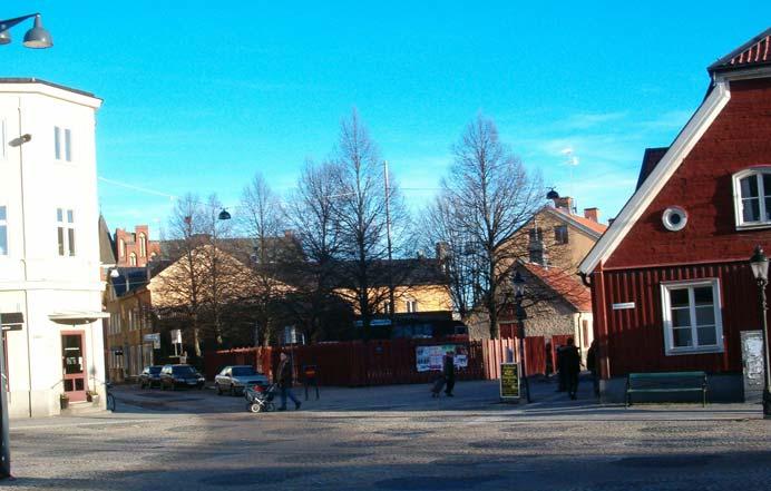 saktar in, men man kan fråga sig om det får en större fartdämpande effekt när bilisterna kör över detta trots allt ganska lilla torg än vad ett vanligt väggupp skulle ha fått.
