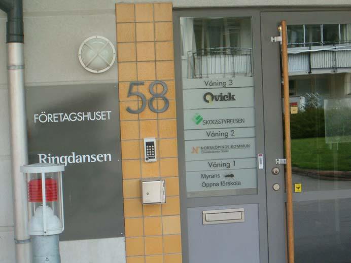 man har byggt om en del lägenheter, anpassade för olika typer av verksamheter som förskolor, bibliotek, en vårdinrättning med mera, satt färg på husen för att få bort allt det gråa och även rivit en