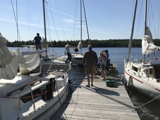 Vindarna var svaga och mycket växlande vilket gjorde seglingen odramatisk men vi hade en skön dag tillsammans vid Våghalsen och somliga badade.