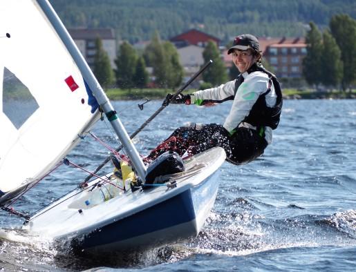 7 Tävlingssektionen Csilla softar mellan racen under jolle-km För att det ska räknas som att man deltar i serien Jolle Cup krävs att man varit med på minst två av tävlingarna och att man är minst 13