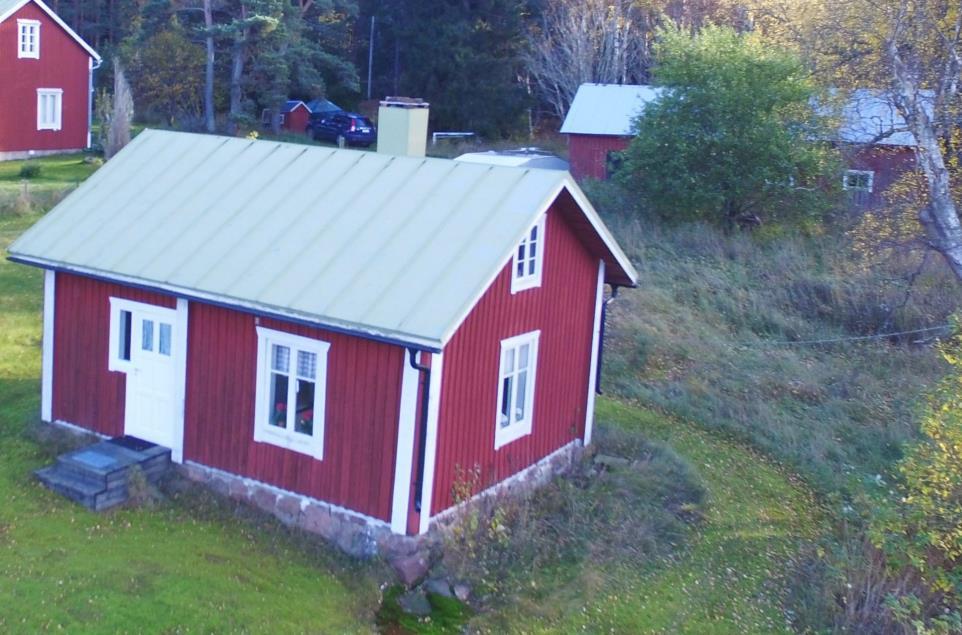 TIDSENLIGT TORP OCH FRISTÅENDE LADUGÅRD i Tosarby, Sund Charmigt torp uppfört i början om 1900-talet och renoverat 1953 i gammal stil och bibehållet utan bekvämligheter som el och vatten.