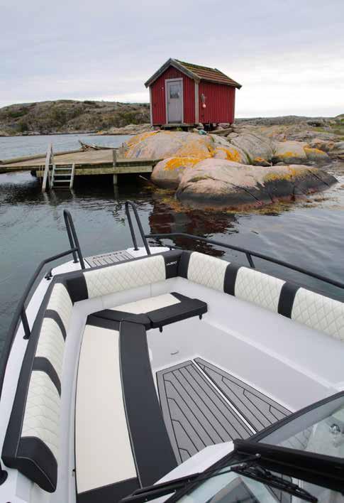 I båten finns många innovativa lösningar som stolar med fjädring kombinerat med vinklade fotstöd för optimal körställning, den behagliga