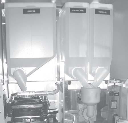 Vid placering av koncentratbehållare Se till att koncentratrören ligger (dikt) an mot kondensfällorna (B) och att kaffepulvret