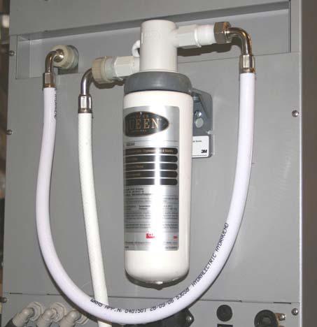 16. Montering och byte av vattenreningsfilter. byte var 6:e månad Maskinen levereras med ett vattenfilter som skall bytas var 6:e månad för att bibehålla kvalitén på dryckerna.