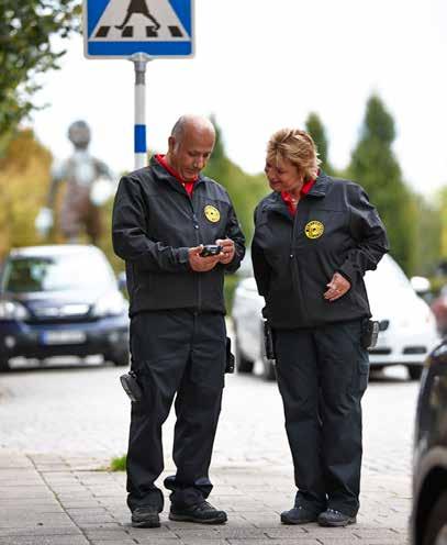 3. Övervaka P-värd. Och stadsguide. En väldigt synlig del av vår verksamhet är trafikövervakningen. I ur och skur går våra medarbetare på Borås gator samt patrullerar med bil i ytterområdena.