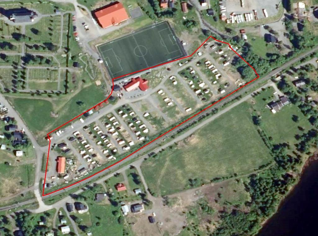 Norr om planområdet finns en nylagd fotbollsplan som dräneras till rännstensbrunnar och leds bort från området. En karta över området med tillhörande gräns för utredningsområdet ses i Figur 2.