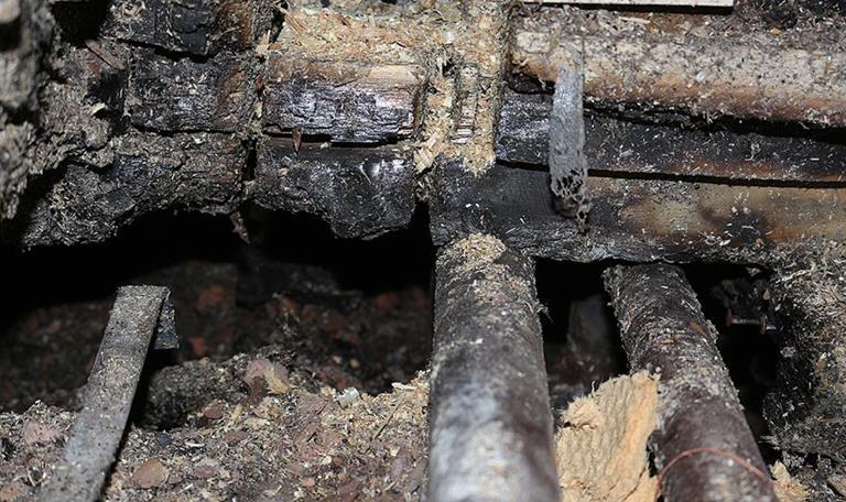 11 Golvet i köket bestod i träbjälkar med mellanliggande spånisolering och under det fanns en trossbotten med avlopp, vatten och elkanalisation.