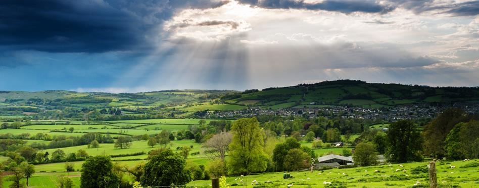 Leden går genom Cotswolds Area of Outstanding Natural Beauty och passerar genom en rad förtrollande engelska byar, med traditionella Cotswoldstugor och välkomnande pubar.