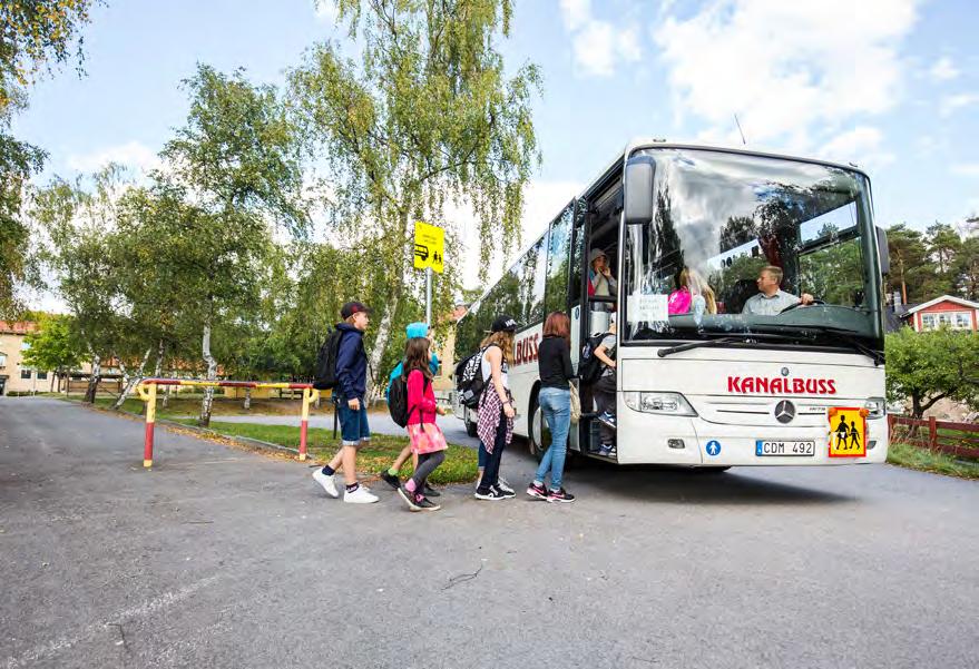 Kan en kompis följa med? Finns det plats på bussen kan en kompis få följa med hem enstaka gånger. Bolaget som kör skolbussen måste alltid ha gett sitt godkännande minst en dag innan.