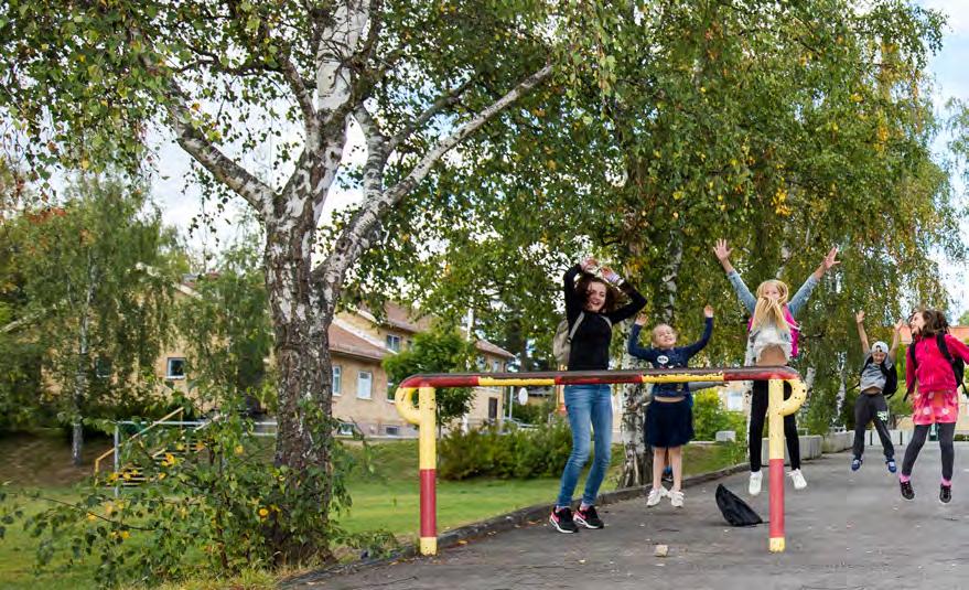 Skolskjutsens och skolans ansvar När barnet kliver ombord i fordonet övergår ansvaret till bolaget som kör skolskjutsen. När barnet stiger av skolskjutsen vid skolan övergår ansvaret till skolan.