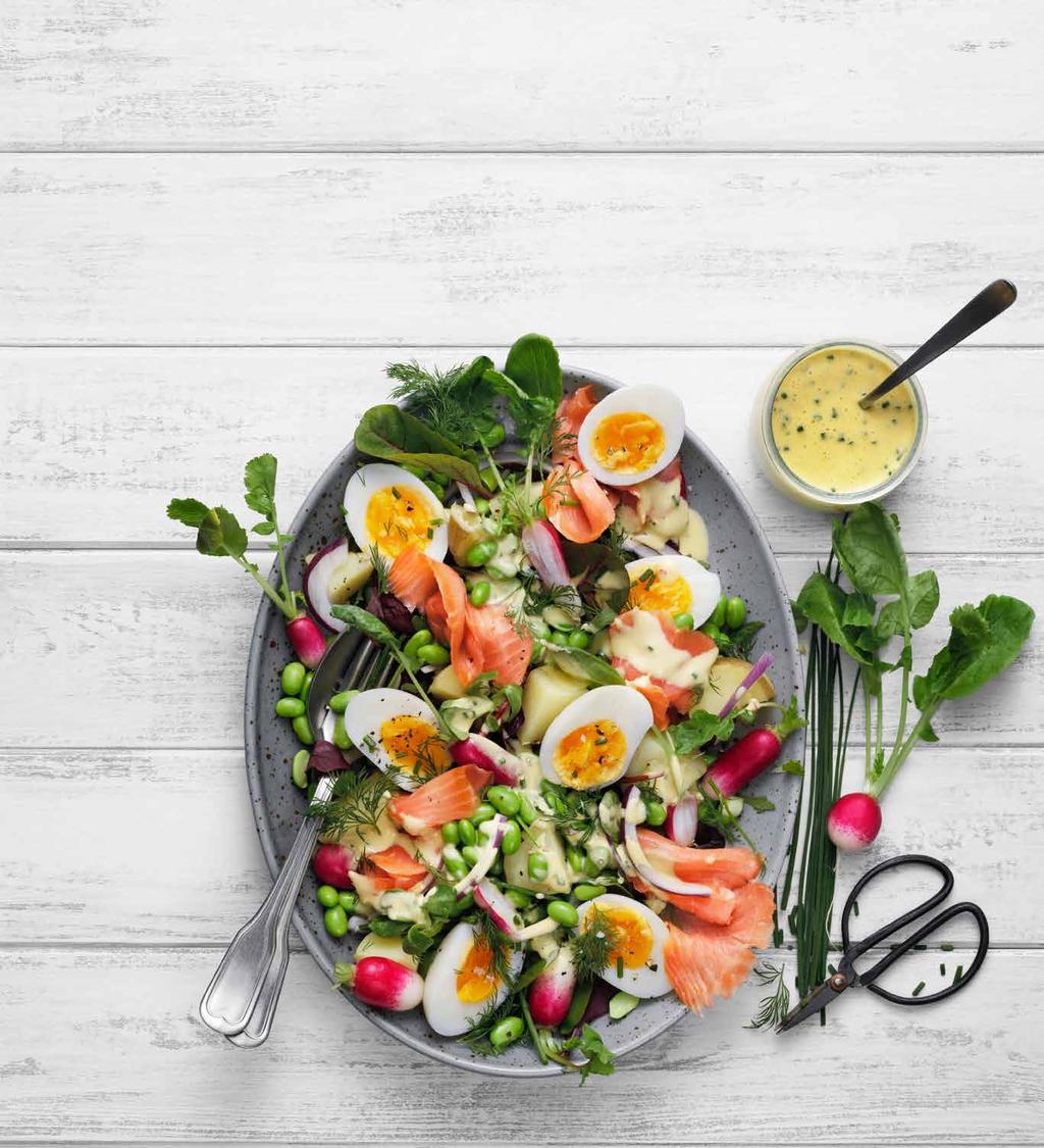 delade 0,5 rödlök, strimlad 150 g frysta gröna sojabönor, tinade 200 g kallrökt lax 2 dl klippta örter, t ex dill och gräslök