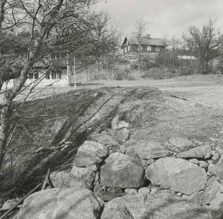 VY FRÅN KVARNDAMMEN MOT DEN ÄLDRE ARBETARBOSTADEN I NORR. FÖRSKOLAN HAR ÄNNU INTE UPPFÖRTS. FOTO: MARGARETA CRAMÉR, 1969. SSMF85010.