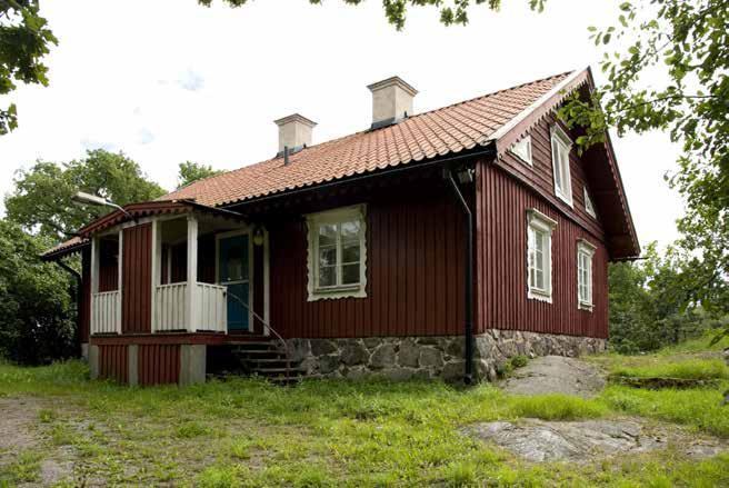 DEN ÄLDRE ARBETARBOSTADEN MED FIGURSÅGADE SNICKERIER. SANNOLIKT UPPFÖRD UNDER 1800-TALETS ANDRA HALVA. FOTO: J. MALMBERG gångarna ned mot Mälarens stränder. I sydost ligger E4:an mot Södertälje.