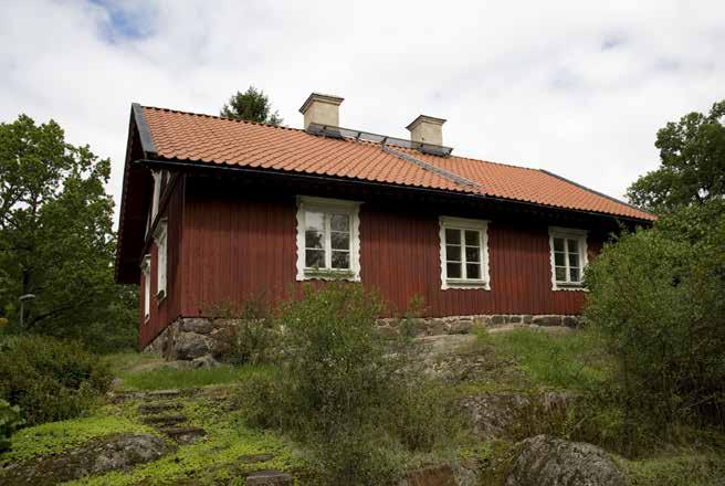 OMKRING DEN FÖRE DETTA ARBETARBOSTADEN FINNS SPÅR AV ÄLDRE TRÄDGÅRDSANLÄGGNING. FOTO: J.