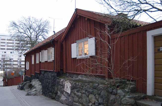 NÄRMAST LIGGER ATELJÉN PÅ TOMTEN TJÄRHOVET STÖRRE 38. BORTANFÖR LIGGER TOMTEN NR 37. FOTO: J. MALMBERG.